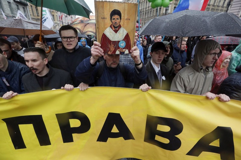 Membri ai partidului de opoziție „Rusia Deschisă”, cu un portret al lui Pavel Durov, pictat ca o icoană | FOTO: EPA
