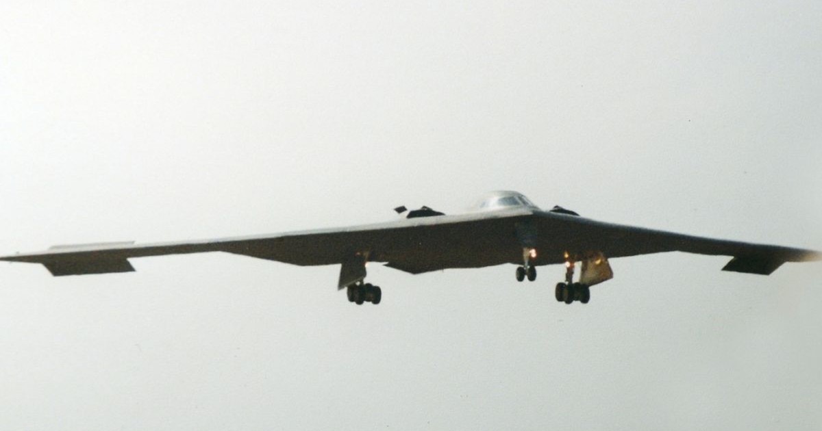 Northrop B-2 Spirit, cunoscut și sub numele de Bombardier Stealth, este un bombardier strategic greu american, dotat cu tehnologie stealth cu vizibilitate redusă, conceput pentru a penetra apărarea antiaeriană densă.