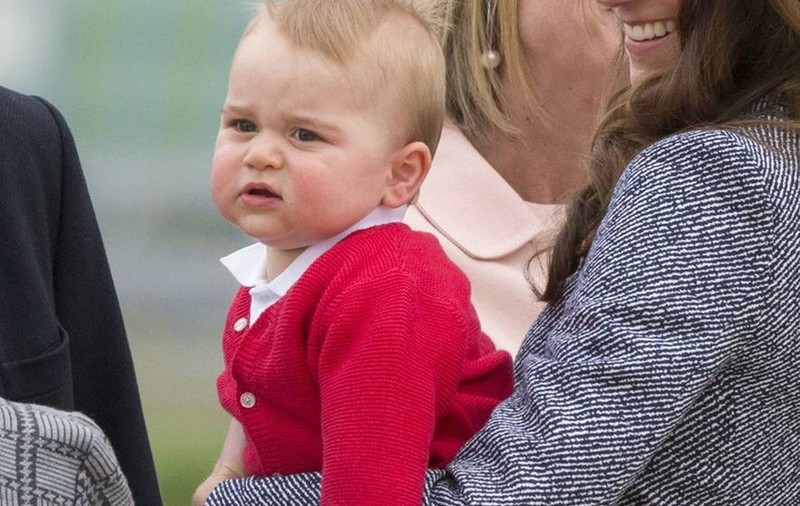 Prinţul George A ÎNVĂŢAT SĂ MEARGĂ! Ducesa Kate Middleton A PUBLICAT FOTOGRAFIA CU PRIMII PAŞI AI MICUŢULUI | FOTO ÎN ARTICOL
