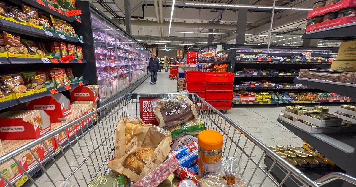Germania Berlin, 19 februarie 2025 Un cărucior plin cu produse alimentare într-un magazin alimentar.