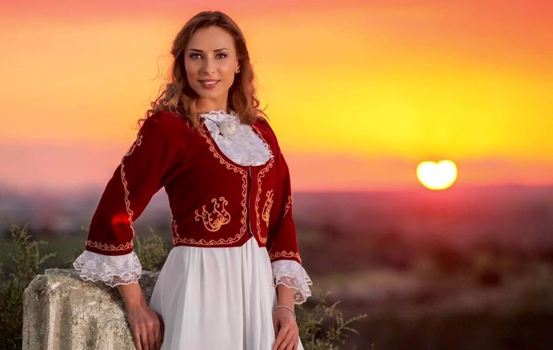 Mister dezvăluit! De ce poartă mereu Iulia Vântur rochie albă la duelul de la "Ferma Vedetelor"