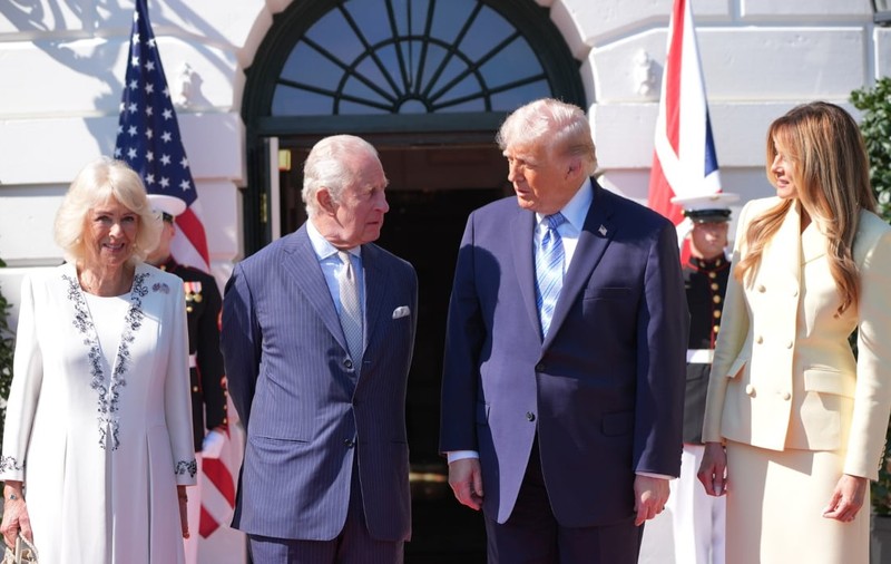 Regele Charles al III-lea și Regina Camilla au ajuns la Casa Albă, unde au fost întâmpinați de președintele Donald Trump și de Melania Trump