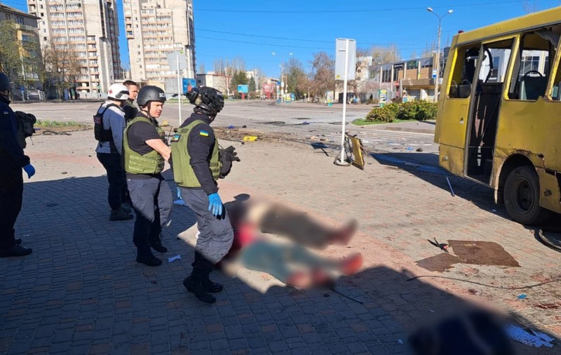 Rușii au atacat cu drone un autobuz cu civili, în Nikopol: Patru oameni au murit și 16 au fost răniți