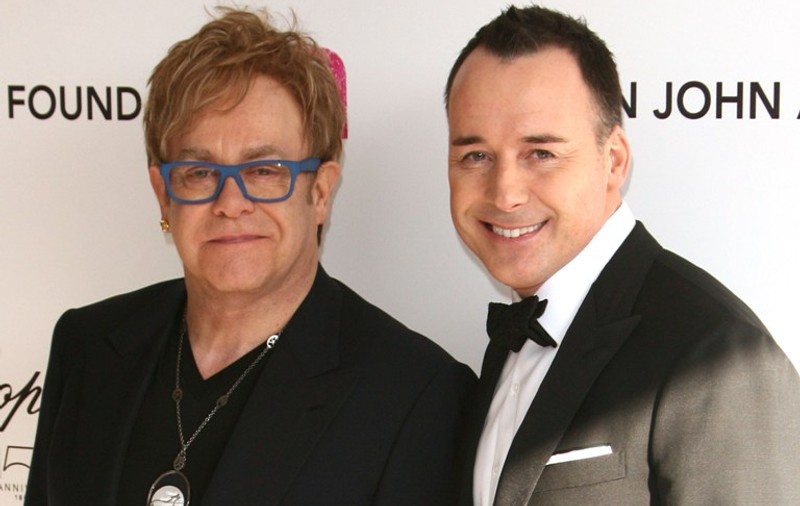 Lapte matern adus prin curierat rapid pentru copilul lui Elton John