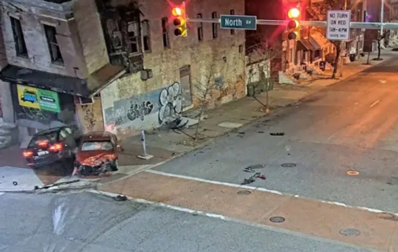 Două mașini implicate într-un accident intră într-o casă, iar clădirea se prăbușește peste ele. Filmarea, difuzată de procuratura din Maryland