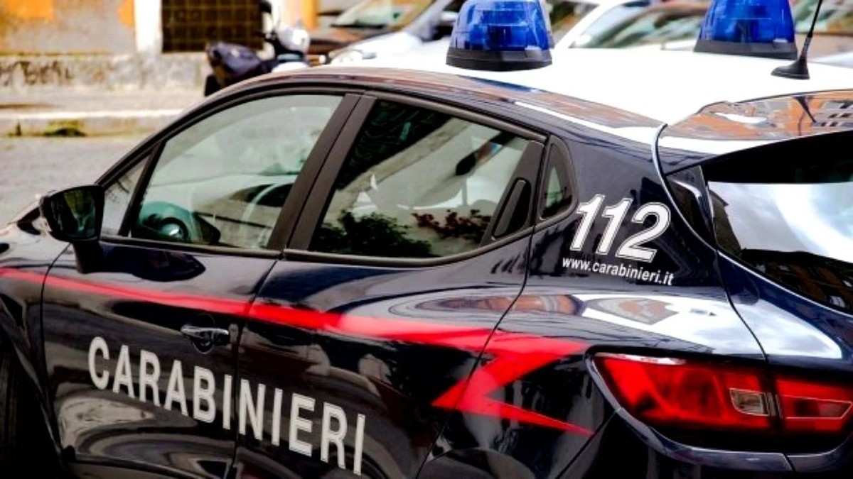 Un italian și-a ascuns nevasta în portbagaj pentru a ajunge împreună în casa lor de vacanță de pe malul mării. Cine i-a reclamat autorităților