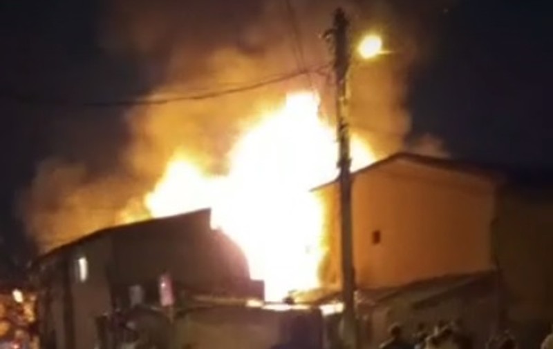 Incendiu violent în Chitila. Patru case au ars VIDEO
