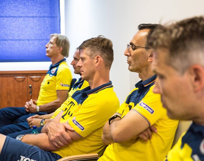 România - Muntenegru. Tricolorii se relaxează în cantonament jucând câte o partidă de ping-pong VIDEO
