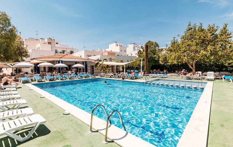 Un fotbalist britanic a murit după ce a căzut de la etajul al treilea al unui hotel din Ibiza