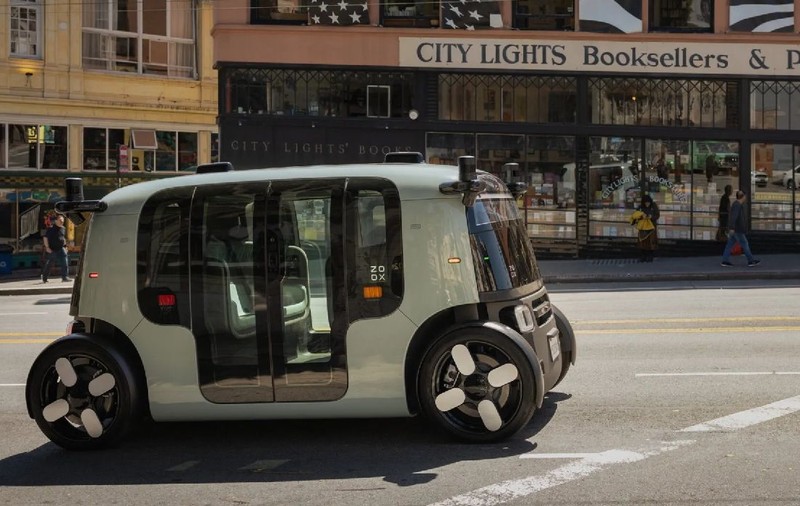 Robotaxiurile Amazon au fost rechemate după ce unul a intrat într-un incendiu. Mașina autonomă nu a „înțeles” fumul gros