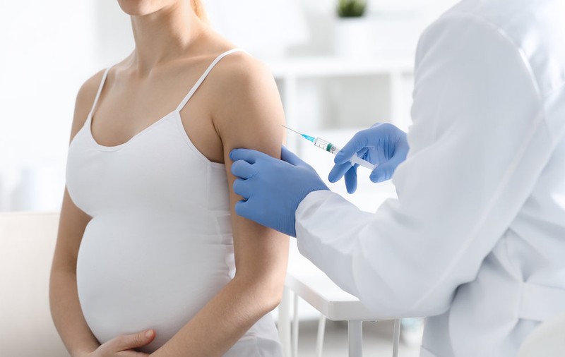 Apelul medicilor către gravide: „Nu amânați vaccinarea până după naștere! Ar putea fi prea târziu”