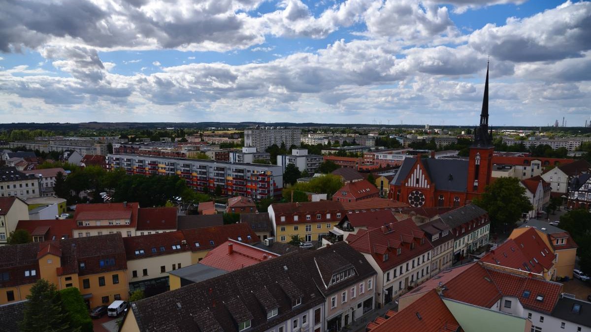 Panoramă asupra orașului Schwedt din Germania, pe cer se văd norii, casele au acoperiș din țiglă roșie