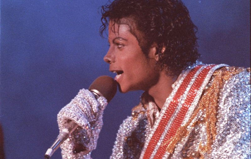 O mănuşă cu lumini purtată de Michael Jackson, vândută cu 70.800 $