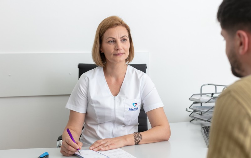 Specialiștii MedLife atrag atenția asupra riscurilor asociate autodiagnosticării și automedicației: Același simptom poate să apară în cinci boli diferite, cu tratamente complet diferite