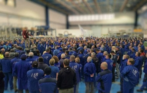 Angajații IAR Ghimbav au organizat luni un protest, nemulțumiți de creșterea indemnizațiilor membrilor Consiliului de Administrație al companiei, în timp ce indexarea salariilor cu rata inflației, negociată în iunie 2026, rămâne blocată de Guvern.