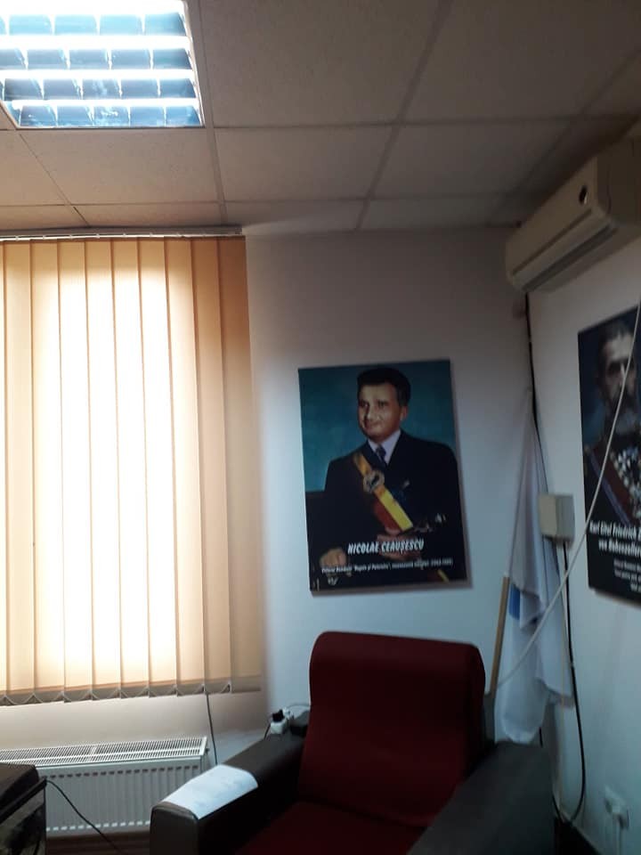 Tabloul lui Ceaușescu din sediul primăriei din Podenii Noi