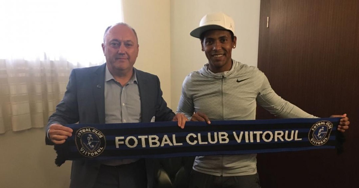 Eric de Oliveira (dreapta), cu eșarfa cu însemnele Viitorului. (FOTO: fcviitorul.ro)