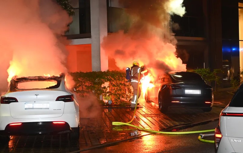 Două mașini Tesla parcate una lângă alta în fața unui bloc au ars, în Berlin