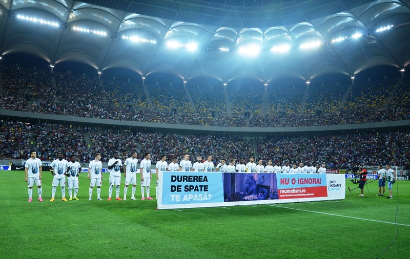 Vezi cum au atras atenția fotbaliștii echipelor Steaua și Dinamo asupra durerilor de spate