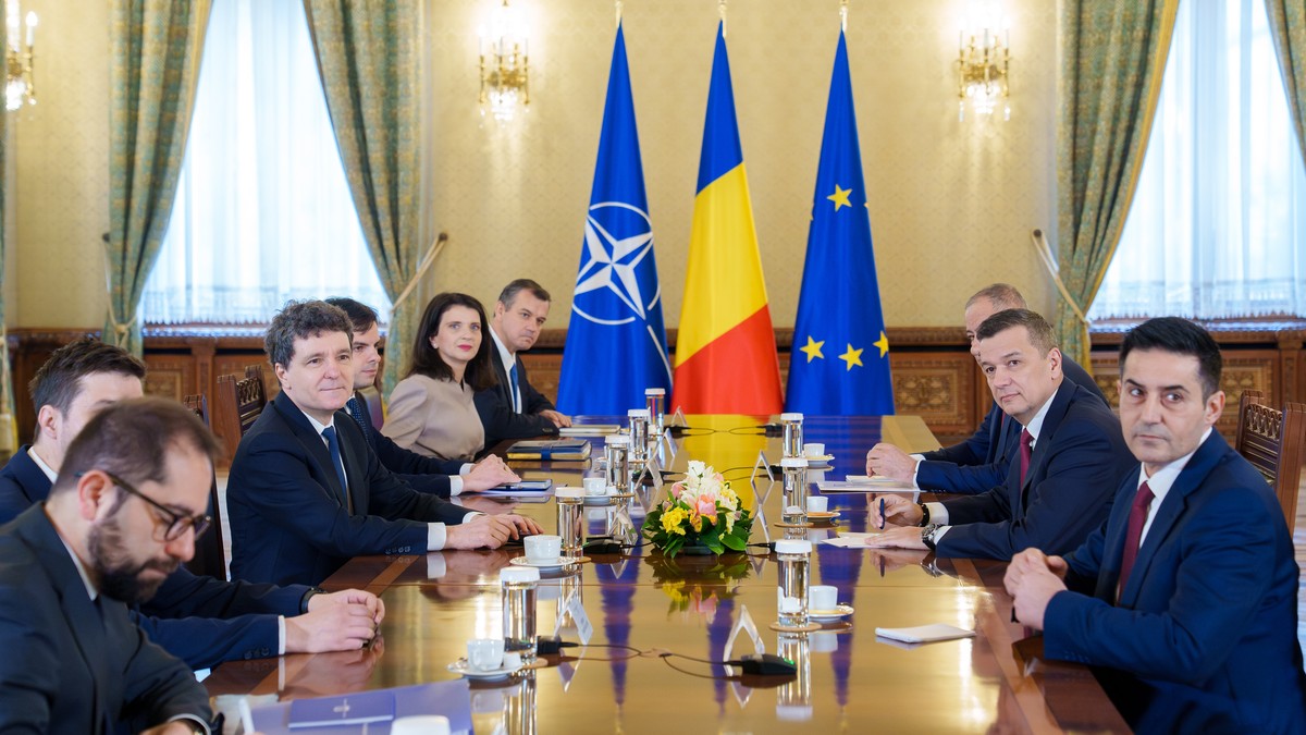 Nicușor Dan înșoțit de staff-ul tehnic stă față în față cu președintele partidului democrat Sorin Grindeanu care este însțit de Claudiu Manda la Palatul Cotroceni.