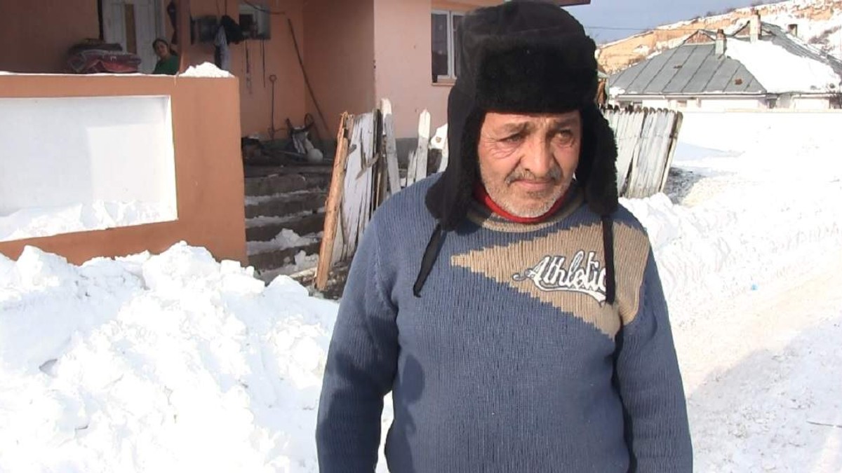 Asistatul social din Vaslui care a sunat la 112 şi a cerut să vină cineva să ia zăpada din faţa curţii