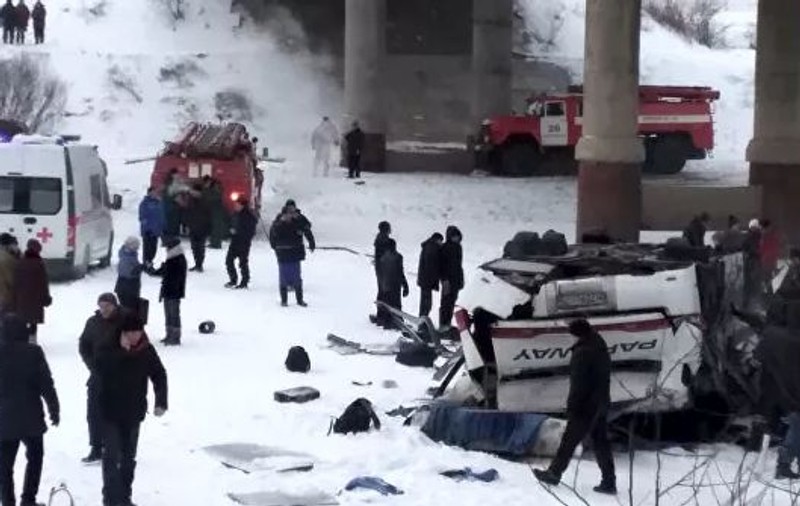 Un autobuz a căzut într-un râu din Siberia. 15 oameni au murit