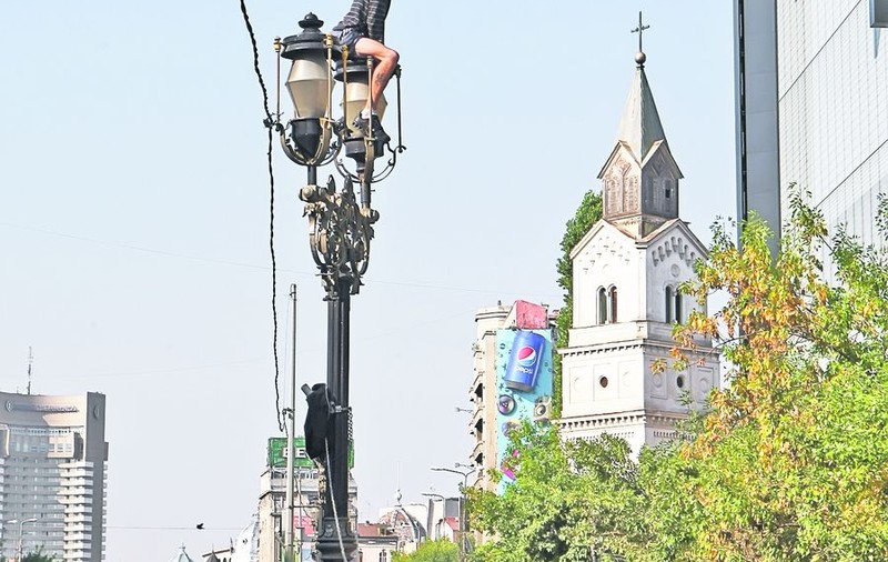 A vrut să sară în Pasajul Unirii