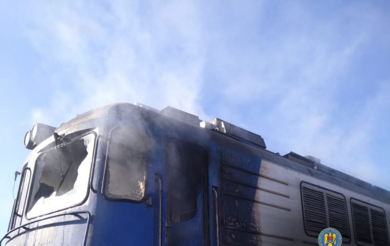 Locomotiva unui tren de călători a luat foc în Dâmbovița. Mesajul CFR