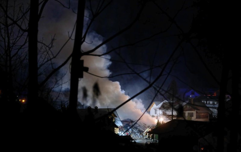 O clădire cu trei etaje s-a prăbușit în Polonia în urma unei explozii. Patru persoane au murit