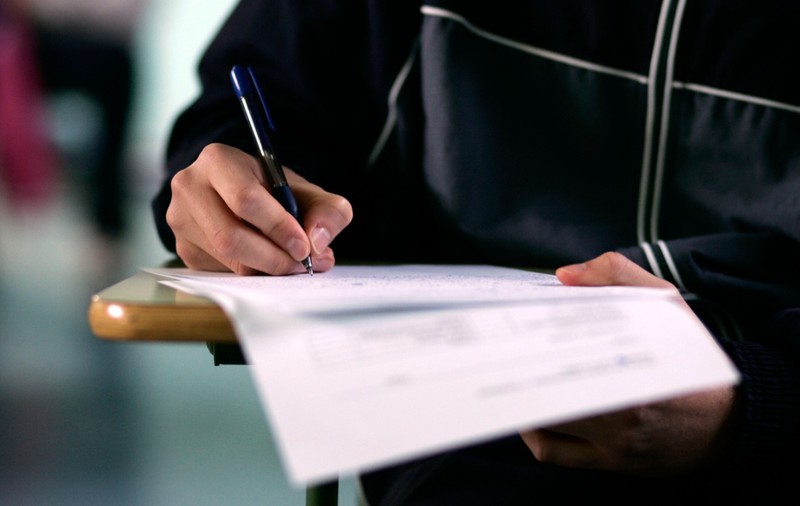 Subiecte Evaluarea Națională 2026, clasa a IV-a, proba la Matematică și Științe ale naturii: „Iulia a cumpărat o insignă pentru care a plătit 9 lei și 98 de bani. Cât reprezintă suma doar în bani?”