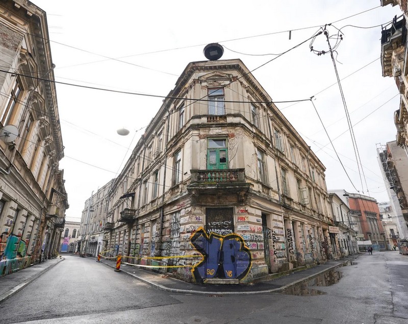 Hotelul în care Mihai Eminescu își îneca amarul se vinde cu 3.000.000 de euro. Clădirea ascunde o sinucidere din dragoste: „A batjocorit-o, apoi a părăsit-o”