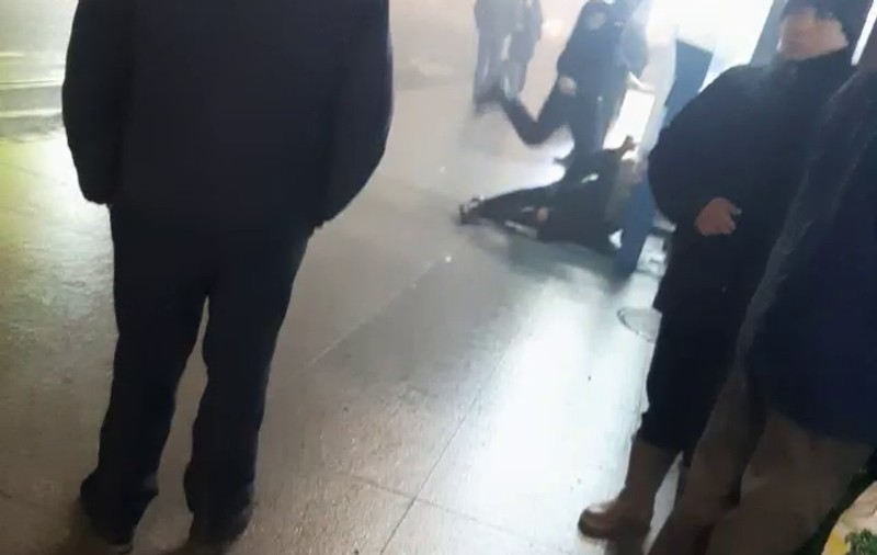 Un jandarm din Cluj este anchetat de șefii săi, după ce a fost filmat în timp ce lovește și înjură un bărbat
