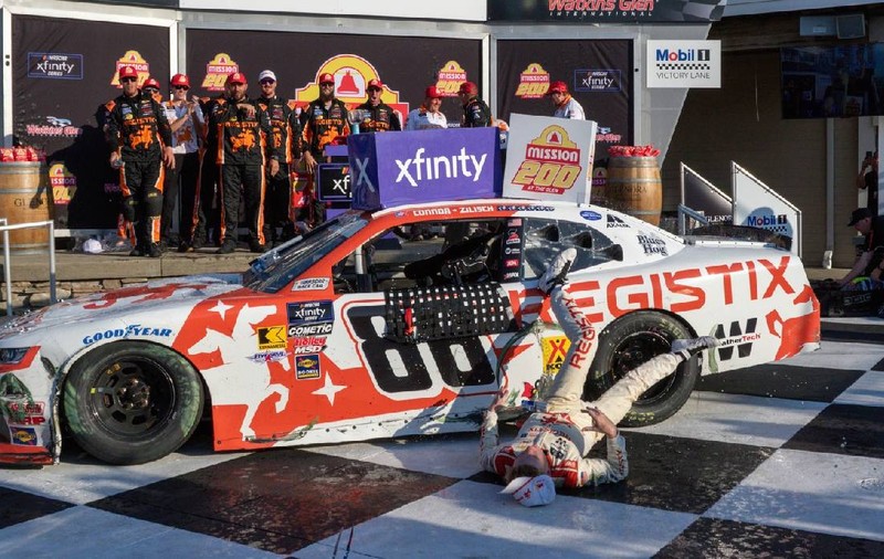 Connor Zilish și-a rupt clavicula, când a căzut de pe Chevrolet. Pilotul NASCAR sărbătorea victoria dar și-a prins piciorul în geamul mașinii | VIDEO