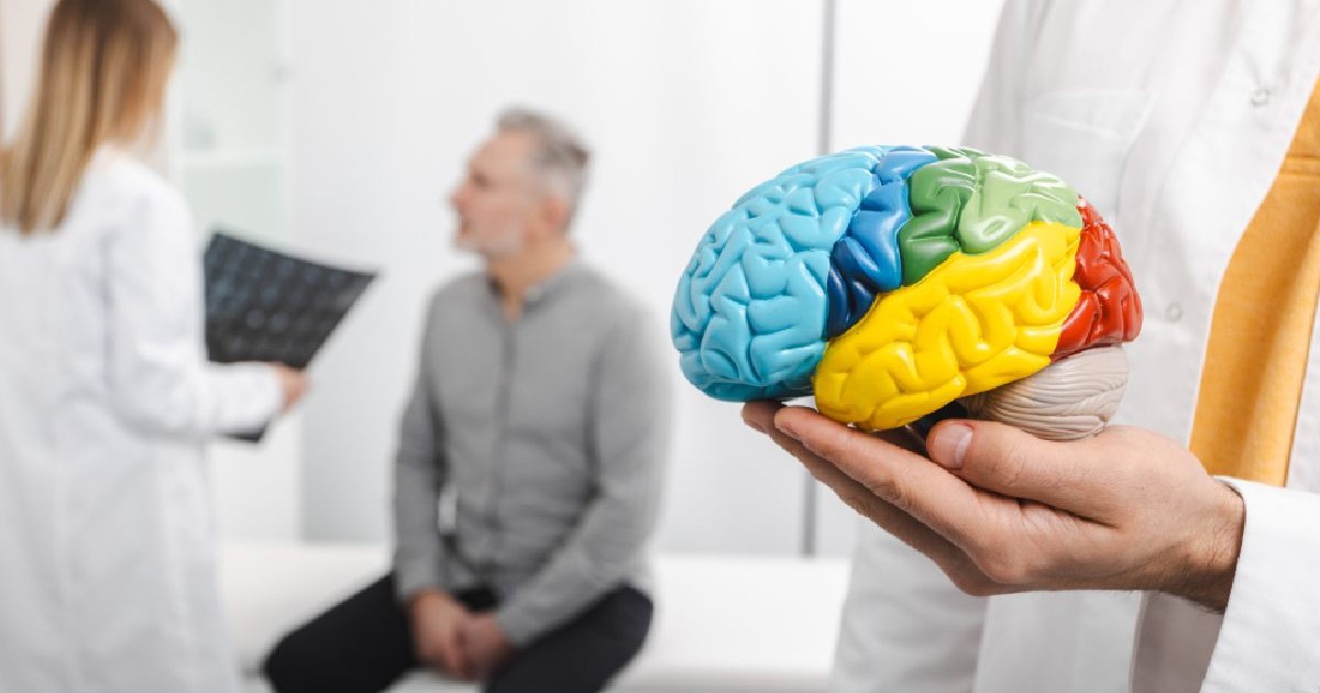 Intr-un cabinet un barbat sta de vorba cu unmedic in halat alb, in fata lor un lat cadr medical tine in mama un creier. Măturisirile unor femei cu boli neurologice severe