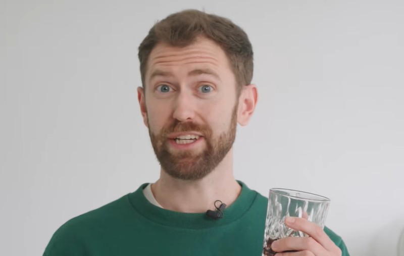 Un influencer a renunțat la alcool timp de un an și documentează prin ce transformări a trecut corpul lui