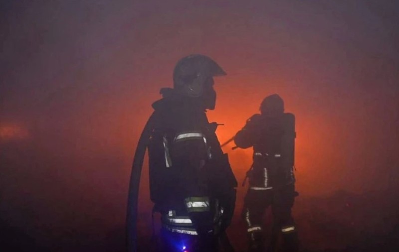 Pompierii luptă cu flăcările în urma unor atacuri aeriene efectuate de ruși în Odesa Sursa foto: Telegram/ Oleh Kiper