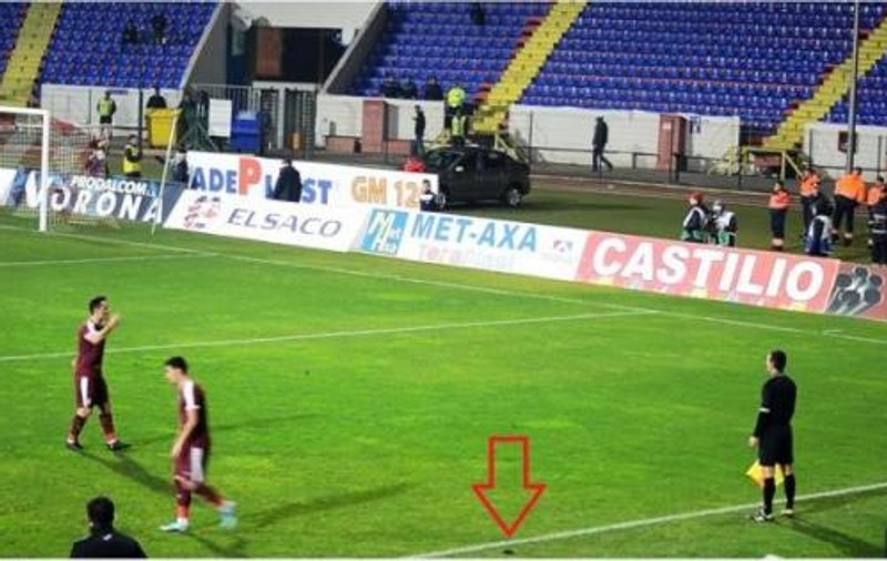 Gest ofensator la meciul Botoșani - Voluntari 2-2! Un fotbalist a aruncat banderola pe care o purta în memoria victimelor din clubul Colectiv / VIDEO