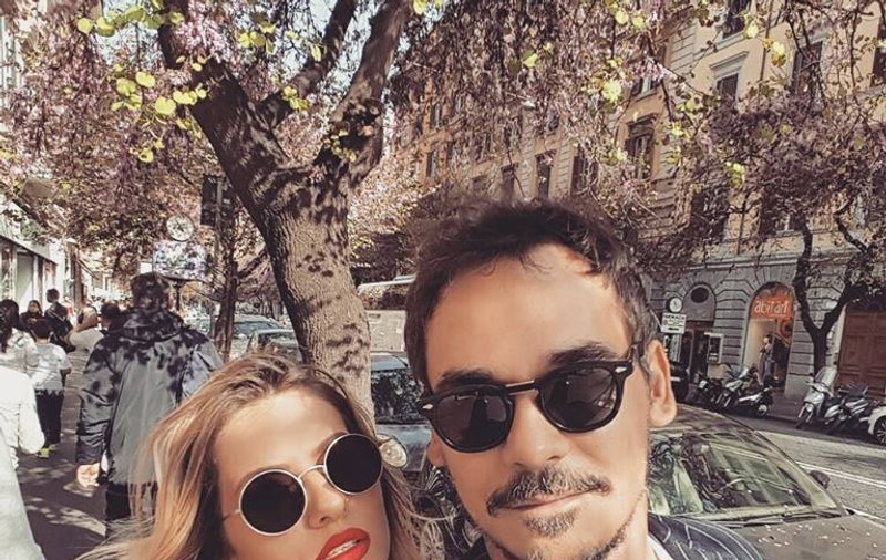 FOTO EXCLUSIV/ Când iubita nu-i acasă, Răzvan Simion își dă întâlnire cu băieții
