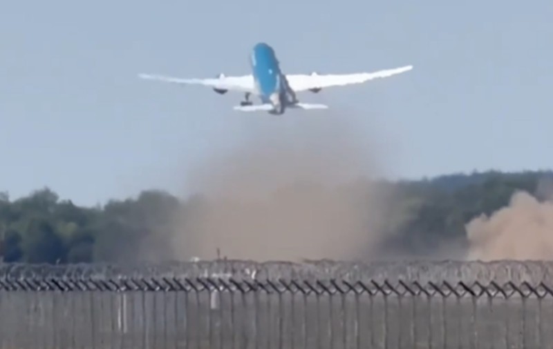 Nori de praf în timpul decolării unui Boeing de la München. Zborul s-ar fi putut termina „într-o minge de foc”, spune un expert în aviație | VIDEO