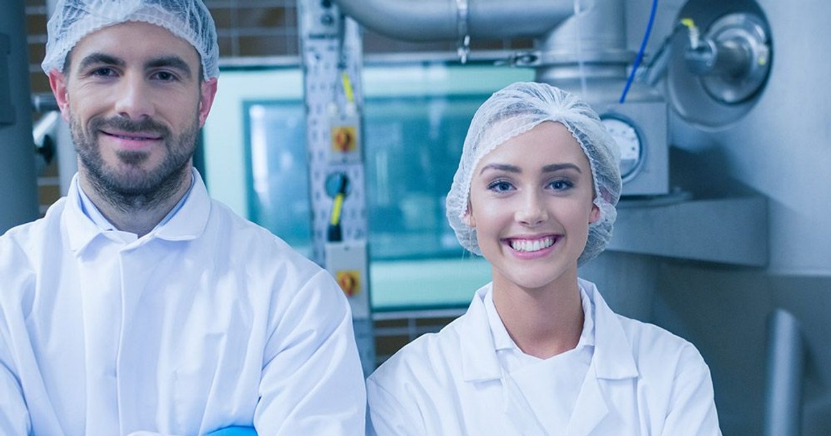 Un inginer român a lăsat diploma pentru un salariu dublu în Olanda, unde lucrează ca muncitor necalificat într-o fabrică de conserve.