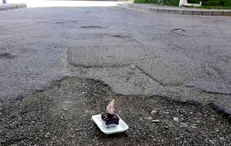 A aniversat o groapă din Năvodari cu tort și lumânare! ”Hai ca la 18 îsi face bagajul și pleacă”