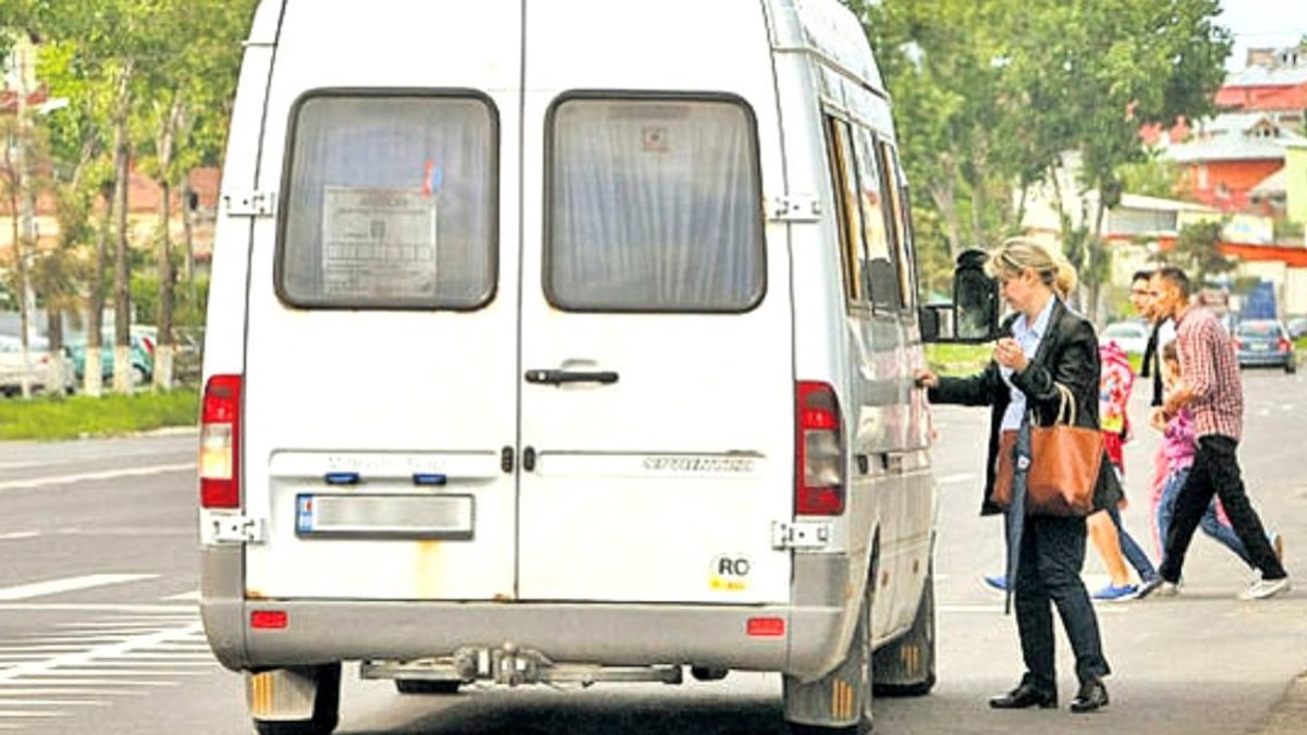 Transportul privat de persoane pe rutele dintre București și Ilfov a rămas fără licență. Autoritățile nu au făcut licitații, licențele au expirat, așa că a rămas un vid legislativ. Microbuz de transport