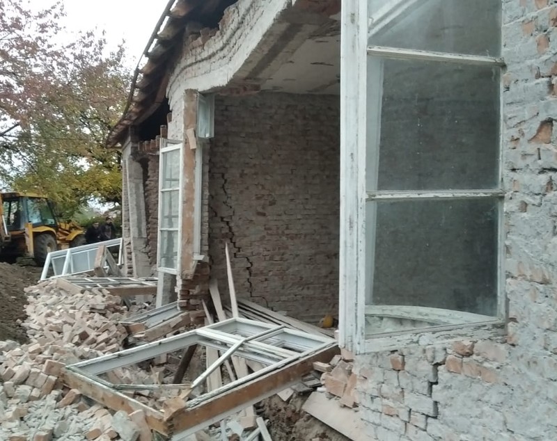 Doi bărbați din Bacău au murit, după ce zidul casei la care lucrau s-a prăbușit