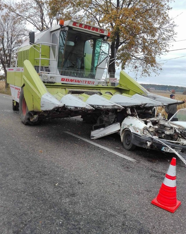 FOTO| Accident violent în Timișești, județul Neamț. A murit, după ce a intrat cu mașina sub o combină