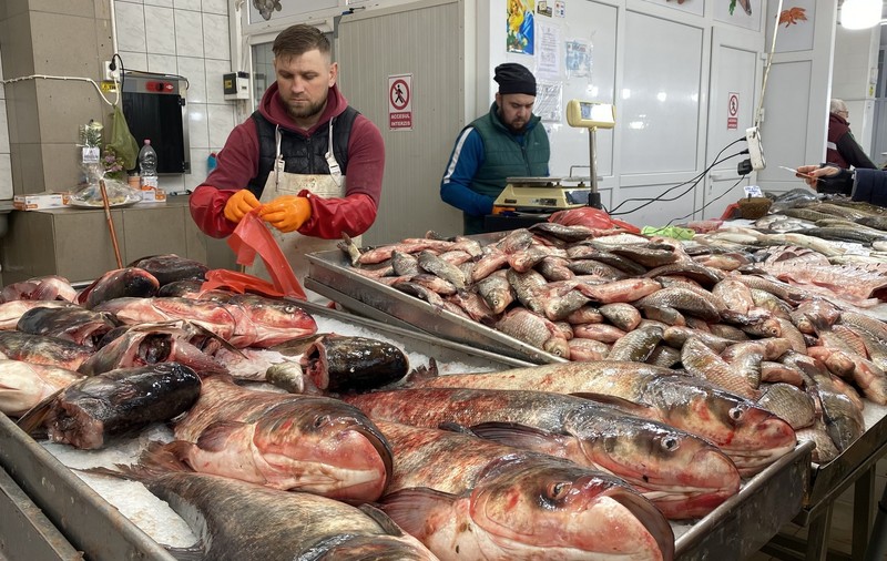 De Buna Vestire, prima dezlegare la pește din Postul Paștelui. Am mers în Piața Obor din București: „Vindem tot până plecăm acasă, nu rămâne nimic, stați fără grijă!”