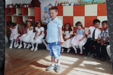 Unul dintre băieții familiei Rusu, la o serbare la școală