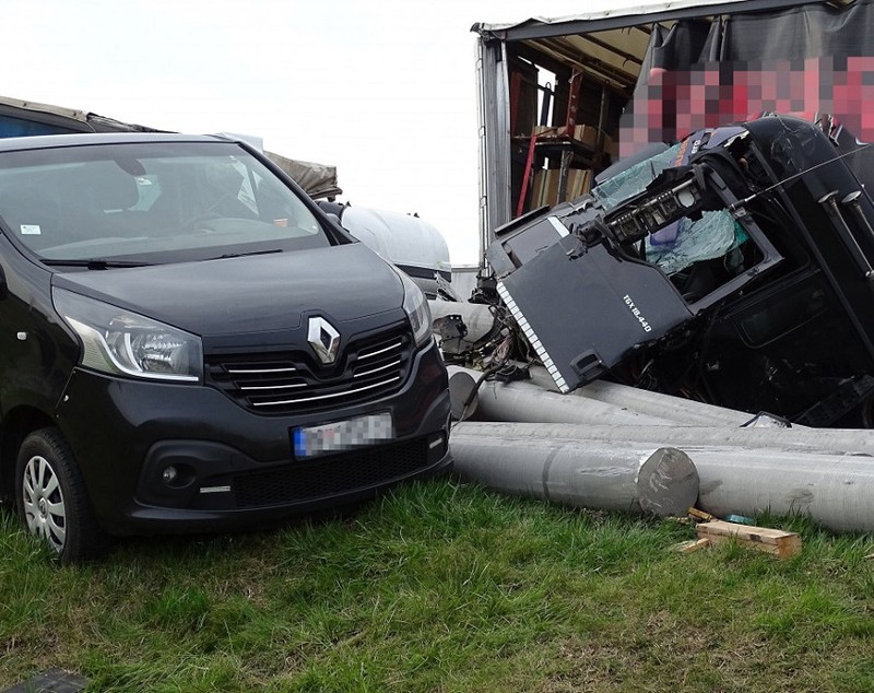 Șofer român de TIR ucis de stâlpii uriași de beton pe care-i transporta și care au smuls cabina de pe șasiu, pe o autostradă din Ungaria