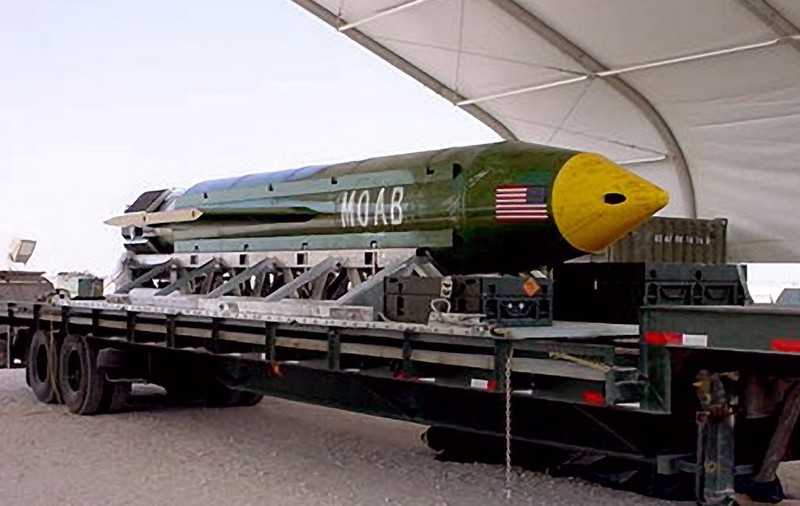  GBU-43/B, cunoscută sub numele de „mama tuturor bombelor” (MOAB)