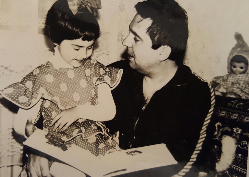Mesajul Andreei Marin către tatăl ei a fost scris alături de această fotografie, făcută pe vremea când vedeta era o copilă