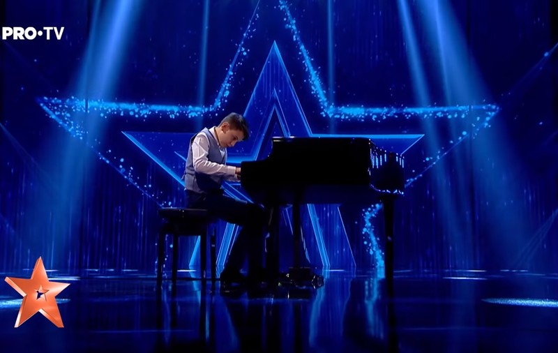 Românii au talent: Mihai Țigaret, pianistul de 13 ani, a luat al șaselea Golden Buzz